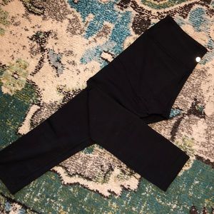 Sz 6 lululemon black Capri length Wunder Unders